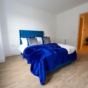 Newly Built Spacious Easily Accessible To Luton Airport, Town Centre And Station Apartment