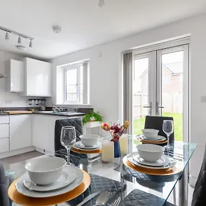New Luton 3 Bedroom House, Contractors & Families, Sleeps 7 With Free Parking & Wifi Holiday home