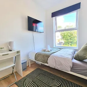 Easy Rooms, London Luton Airport -24 Hour Check-in Guest house